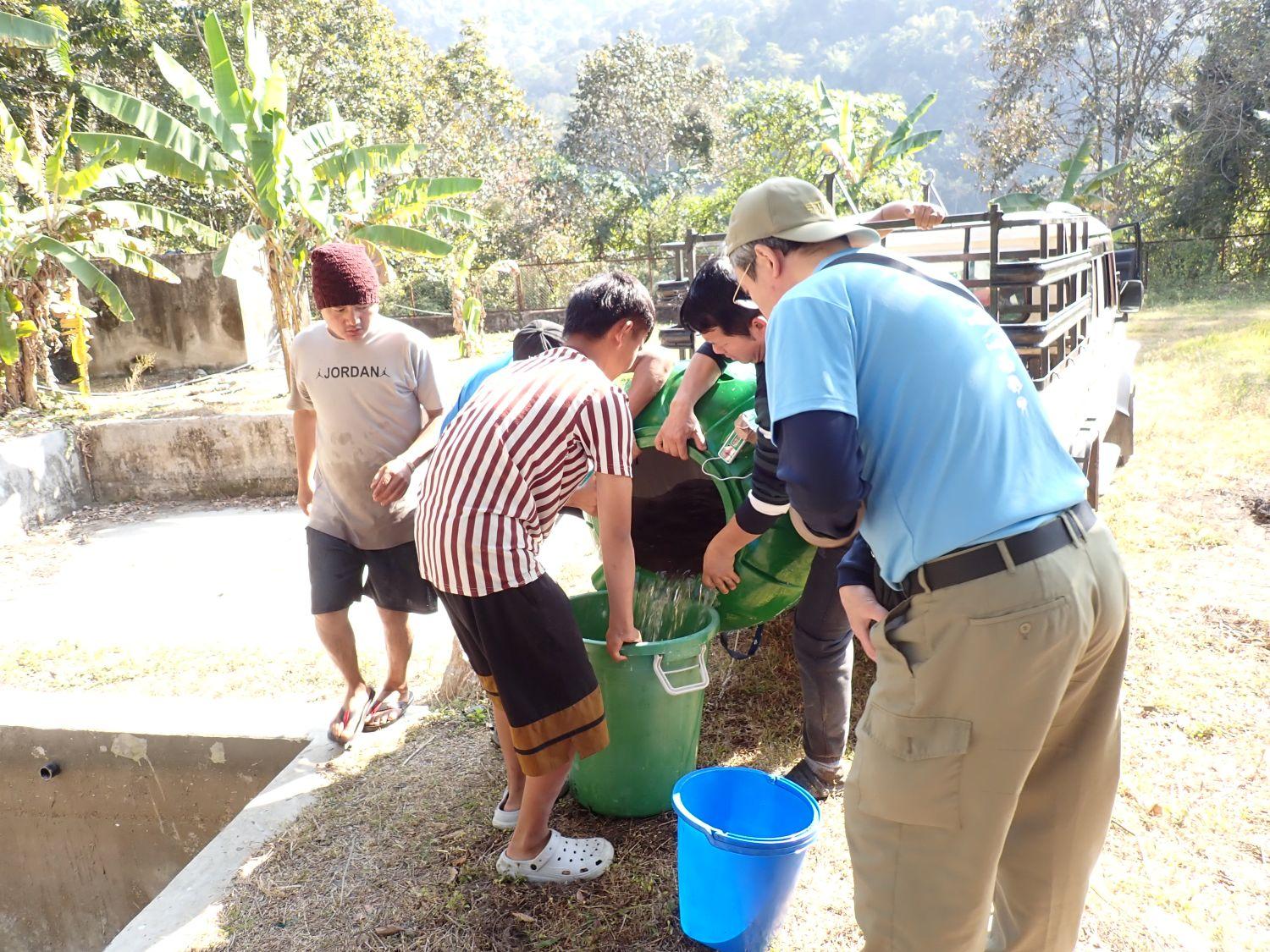 魚の運搬に関する技術指導のようす