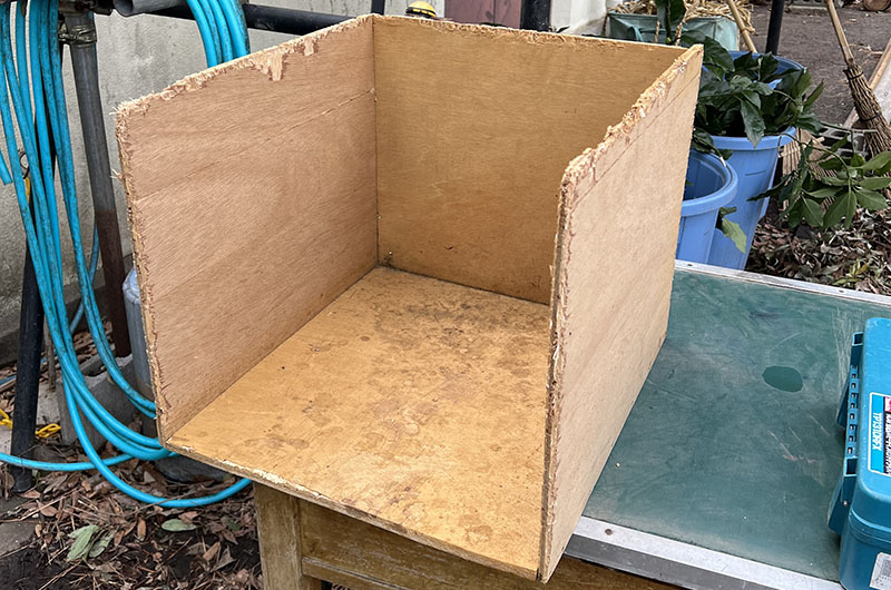 木製の箱型のえさ台