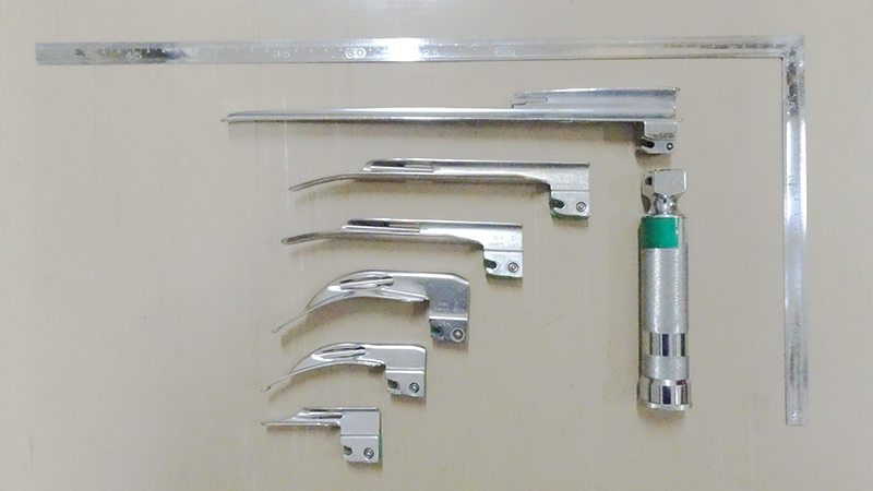 さまざまなサイズの喉頭鏡