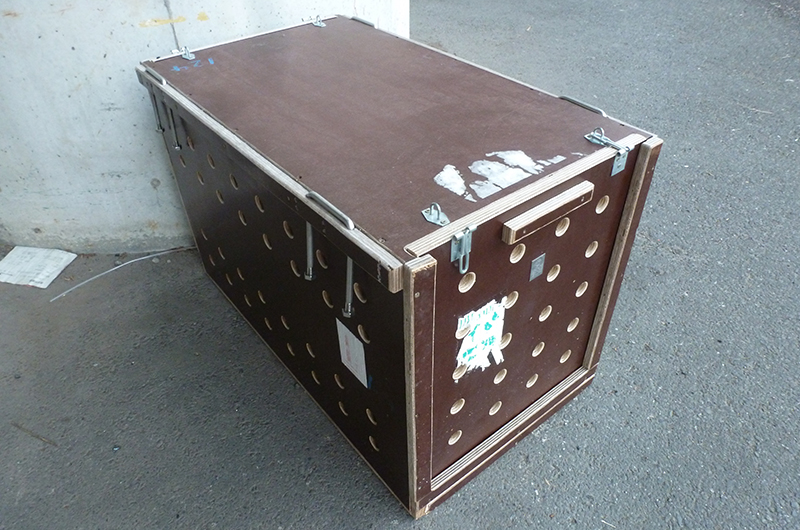 サーバルを運ぶための許可を得た輸送箱。輸送箱も許可が必要