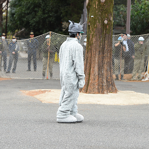 訓練で脱出した動物の役割をする職員1名。それを取り囲む職員多数