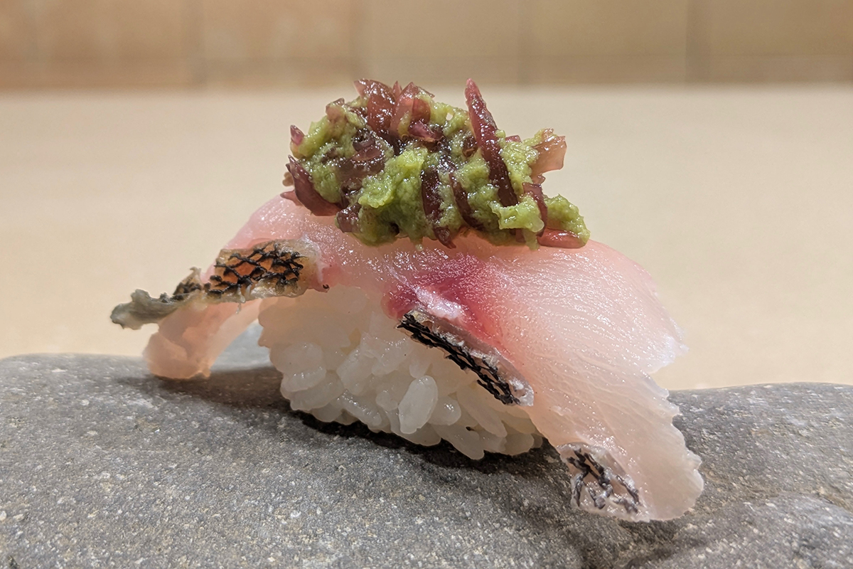 ミリンという海藻と葉にんにくのヌタで食べるイサキの握りずし