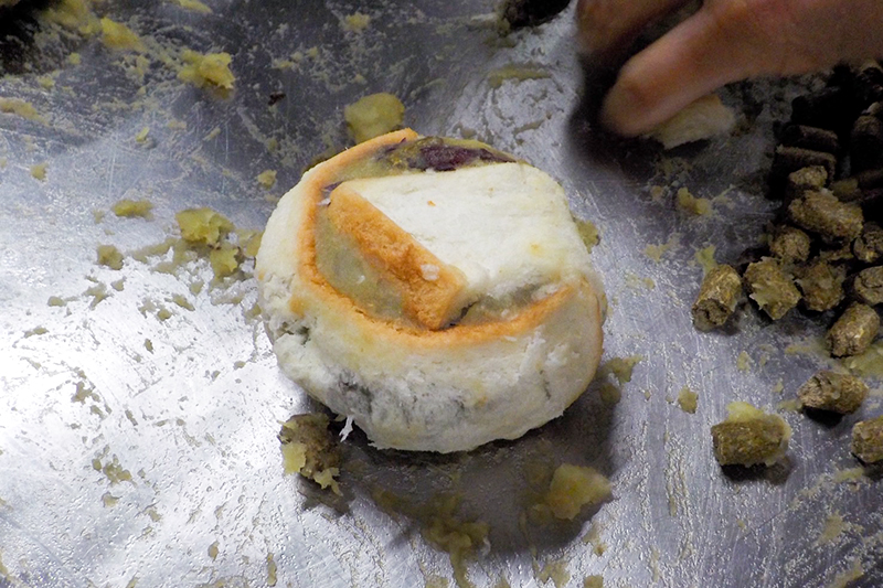 煮イモとペレット団子の食パン包み