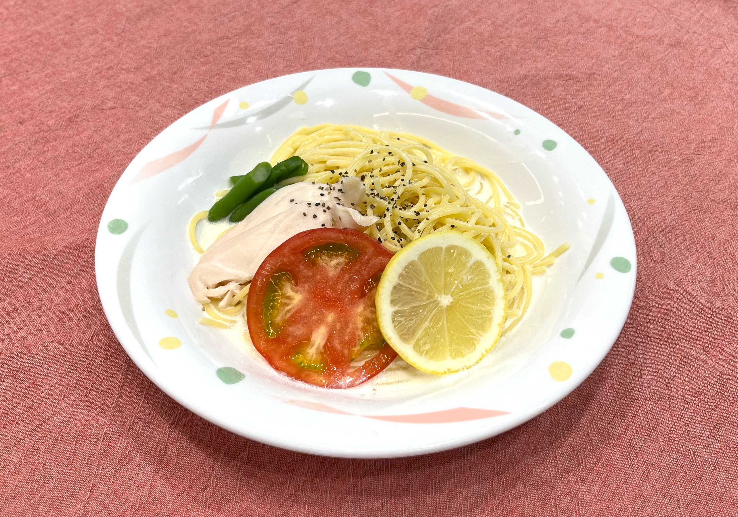 Pasta krim lemon dingin dengan ayam kukus dan tomat segar.