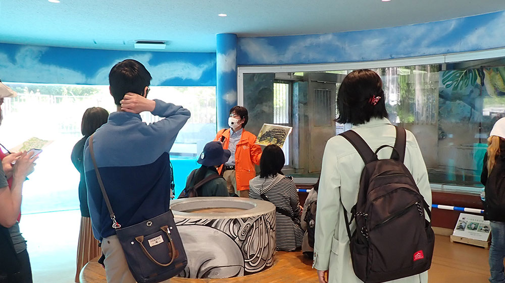 館内でスタッフが来園者に解説している