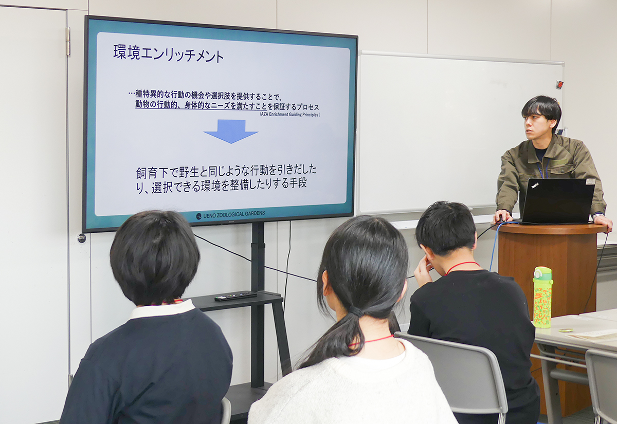 環境エンリッチメントについて学ぶようす