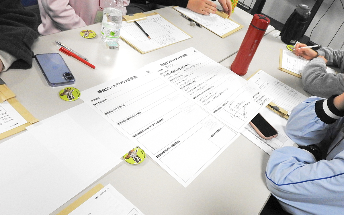 グループで計画書をつくるようす