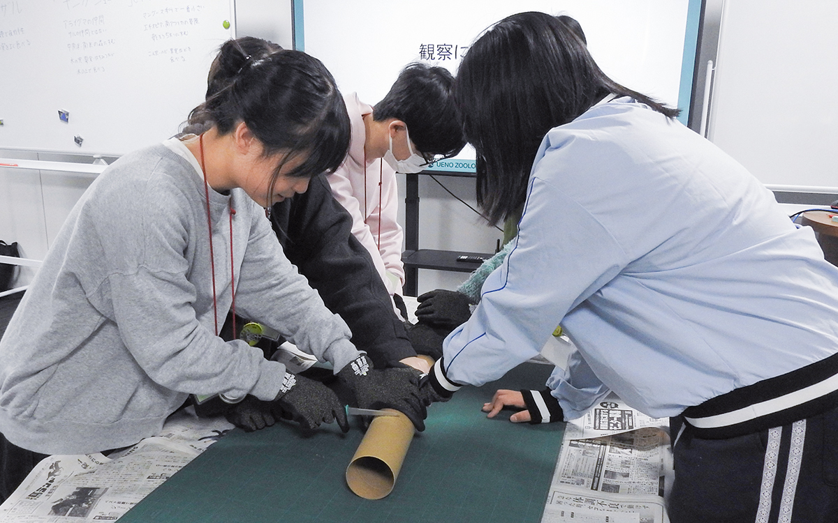 給餌器を製作するようす