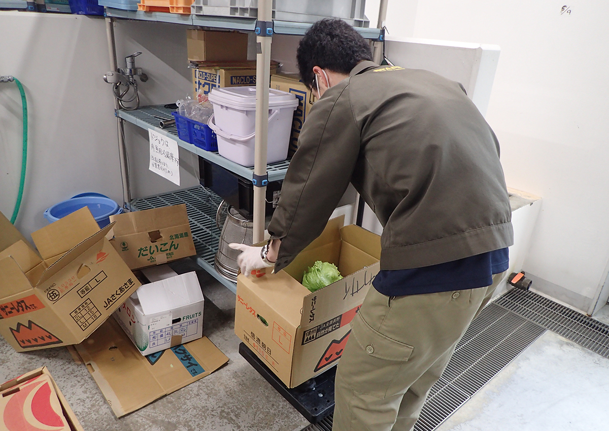 納品された野菜の内容や量を確認