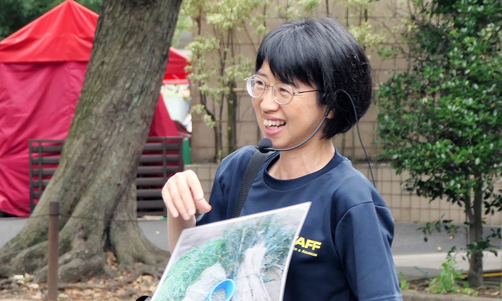 動物の生態について説明する動物解説員さん