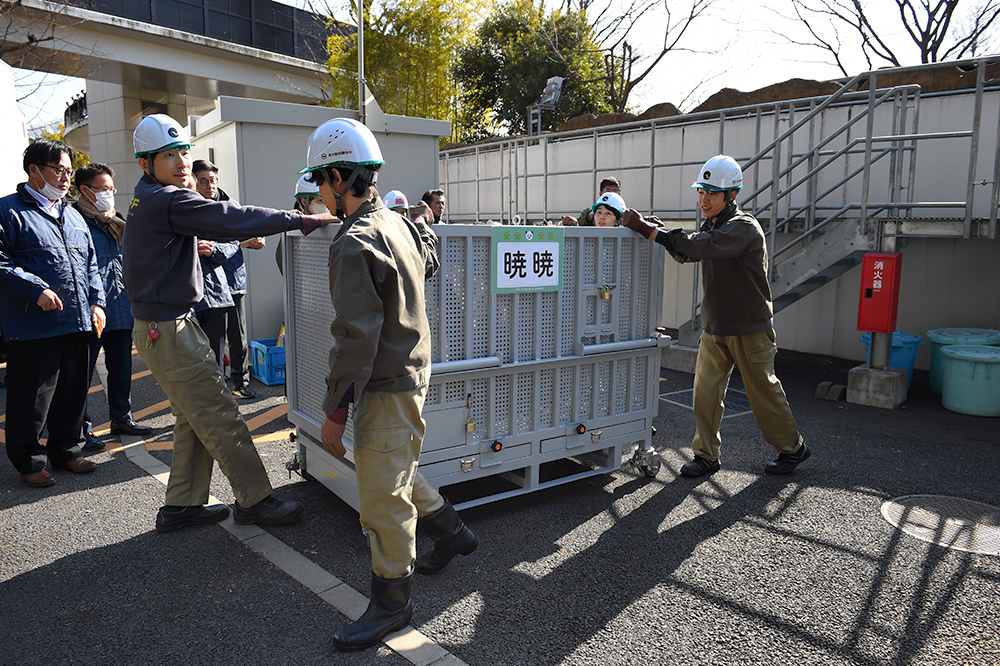 輸送箱で移動。シャオシャオ