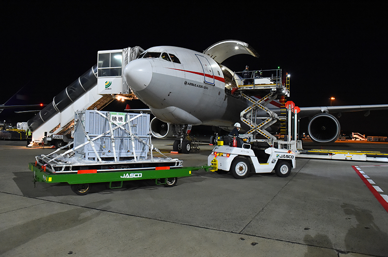 シャオシャオの飛行機への搭載