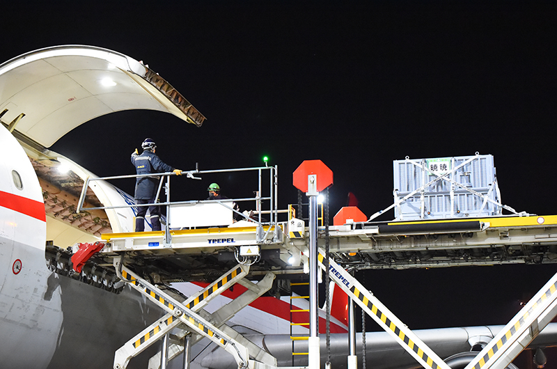 シャオシャオの飛行機への搭載